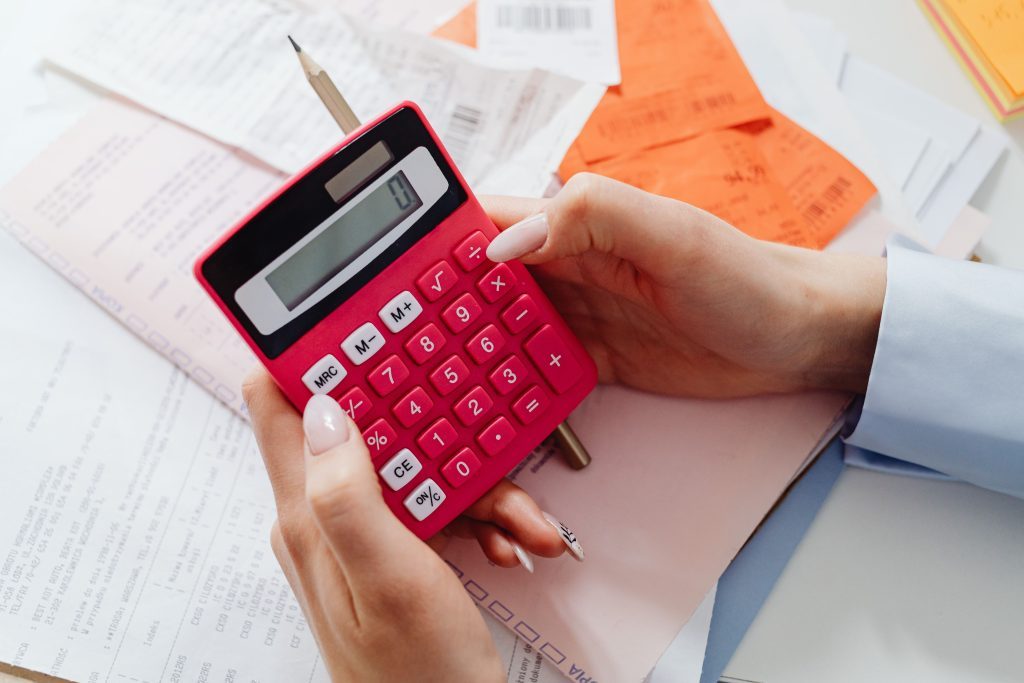pessoa a fazer contas numa calculadora para saldo FCT para formação
