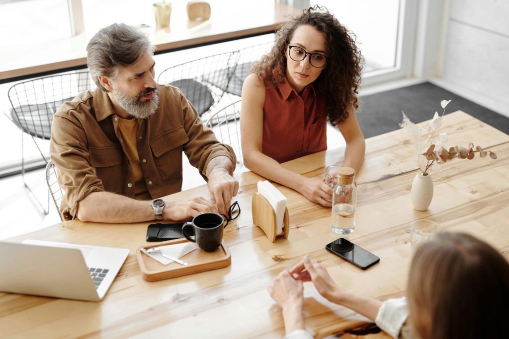 Pessoas sentadas à mesa em reunião